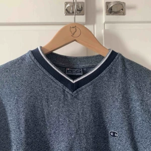  - (Äkta) Champion tisha i gott skick. Ligger tyvärr bara i garderoben. Bra oversize på mig som egentligen är XS. Möts upp i Stockholm, annars står köparen för frakt :) 