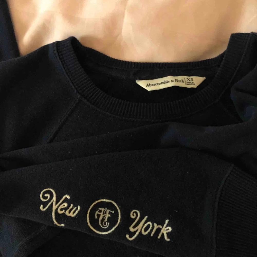 Marinblå långärmad tröja från abercrombie & fitch. Köptes i New York, därför står det new york på armen. Använd men bra skick! Nypris minst 500kr. Tröjor & Koftor.