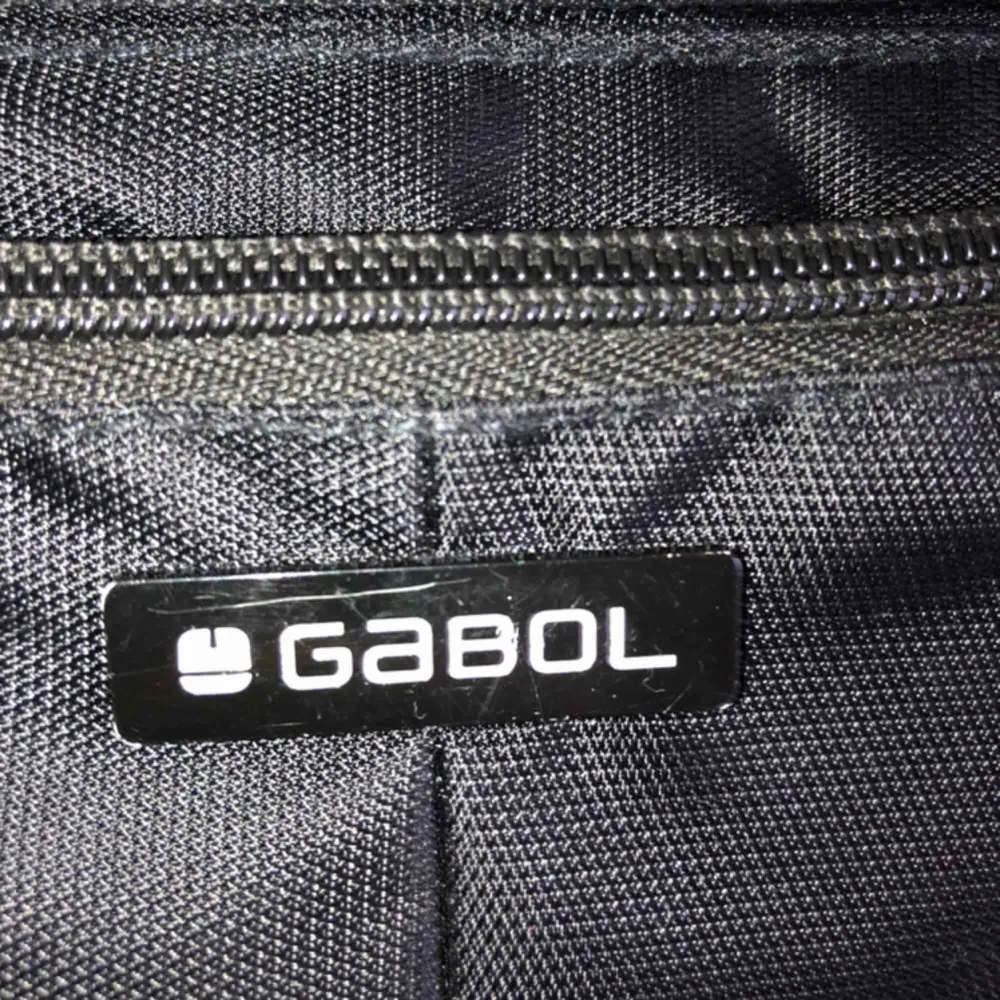 En liten magväska jag köpte i Grekland i One Size från märket Gabol! Väskan har 3 fack och är väldigt bra för utekvällar då varje fack fyller sitt (ett till mobilen, ett till plånboken osv). Har en liten repa på märket. Köpare står för frakt. Väskor.