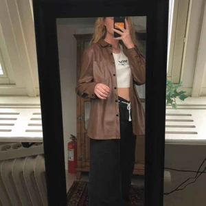 - brun tunn jacka eller festplagg i läder/mocka liknande material. Den är köpt på asos och endast använd en gång. Frakt tillkommer!!!🌞🌞🌞