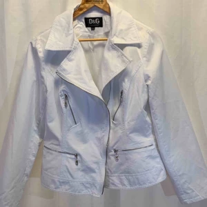  - Dolce and Gabbana - vår / sommar  biker jacket, made in Italy. Jackan är i mycket gott skick. Dam,  liten i storleken, sitter som en stor L storlek 44-46.  Kan hämtas i Uppsala eller skickas mot fraktkostnad.
