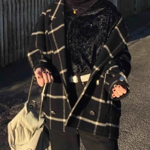  - Asfet jacka i filt-material. Perfekt jacka till våren. Köpt på EPISODE i CPH. Betalning sker via swish🖤