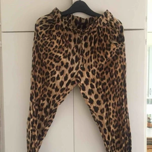  - Superfina vår/sommar byxor. Dom e tunna och sitter jättefint på 😘