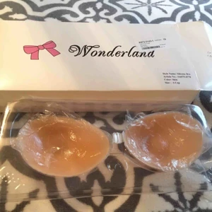 Strapless Bh - Strapless Bh från Wonderland, i silikon. Säljes då den inte kommer till användning. Oanvänd!  A-kupa Perfekt att ha under en klänning eller kläder där man vill undvika BH-band eller en BH överhuvudtaget, men ändå vill ha ”något”. • Köparen står för frakt!