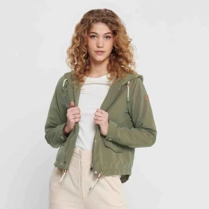  - Grön säsonganpassad jacka från ONLY, ordinariepris: 429 kr men säljer den för 200 kronor. frakt ingår ej.