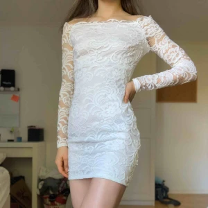  - Endast använd 1 gång, som ny. Superfin klänning till studenten eller skolavslutningen. Passar perfekt till XS-S. Från Nelly.com Köparen står för frakten 