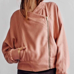  - Rodebjer vårjacka i rosa. Storlek S men skulle snarare säga M, lite beroende på hur oversized man vill ha den.   I Coronatider skickar jag gratis med vanlig post. Vill ni ha spårbart så kan vi diskutera slutpris. 