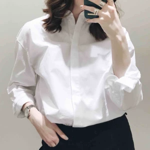  - Oanvänd skjorta från H&M i storlek 36! Jag på bilden har vanligtvis 34/36 och denna sitter smått oversize på mig, perfekt skjorta att ha i basgarderoben och superfin att ha instoppad🌸