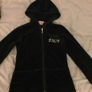  - En jättefin Juicy Conuture kofta i storlek XS bra skick, använd några få gånger. Nypris 1300kr💕💕