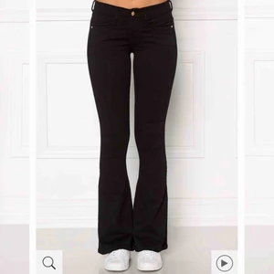  - Svarta bootcut jeans från bubbleroom. Köparen står för frakten