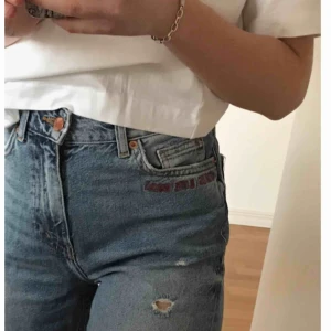  - ett par håliga jeans från h&m för 100kr.  köparen står för frakten.