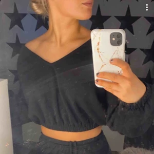  - Snygg croppad tröja ifrån Nelly, storlek XS, använt cirka 2 gånger!!