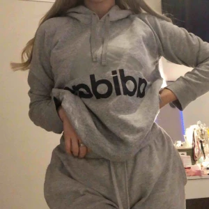  - adidas hoodie. rätt så tunn så skön till sommaren och våren. fickan under magen är bortklippt men bra skick