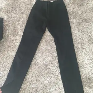 Svarta jeans med slits från NAKD i storlek 36. Oanvända. Skriv gärna ifall ni har frågor eller vill ha fler bilder ❤