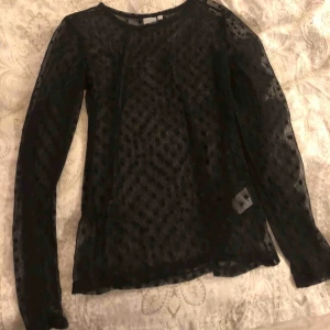  - Snygg mesh tröja med prickar, storlek L men passar M-XL. Nypris 149kr använd fåtal gånger Köparen står för draken