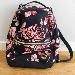  - Märke: Puma x Kenza  Typ: ryggsäck Storlek: one size Färg: Svart, Rosa, guld detaljer  Skick: gott