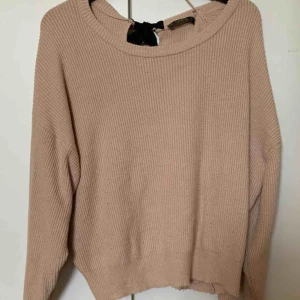 Stickad tröja  - Stickad beige tröja ifrån zara, den är ganska stor i storleken så skulle säga att den passar en M/L.