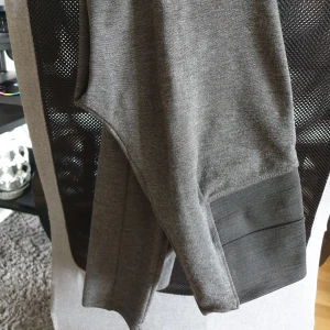 Gråa tights - Ett par gråa tights rätt tjocka i tyget. Frakt tillkommer