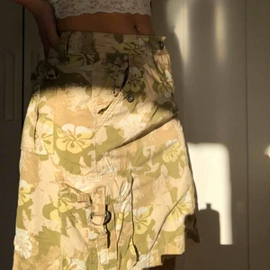  - Asfin vintagekjol från ESPRIT! Väl använd men har ej några slitningar och är inte trasig någonstans. Säljer för den kommer ej till användning längre. Perfekt för sommaren! Kan mötas i Västerås eller frakta. 