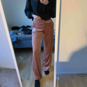  - Jättemysiga byxor från NLY TREND som tyvärr är för stora för mig. Frakt ingår 