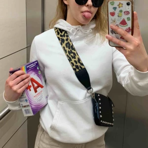  - Fräsch vit Hoodie från H&M herravdelning. Använd några få gånger. Passar storlek XS för killar och XS-S för tjejer. Frakten ingår😊