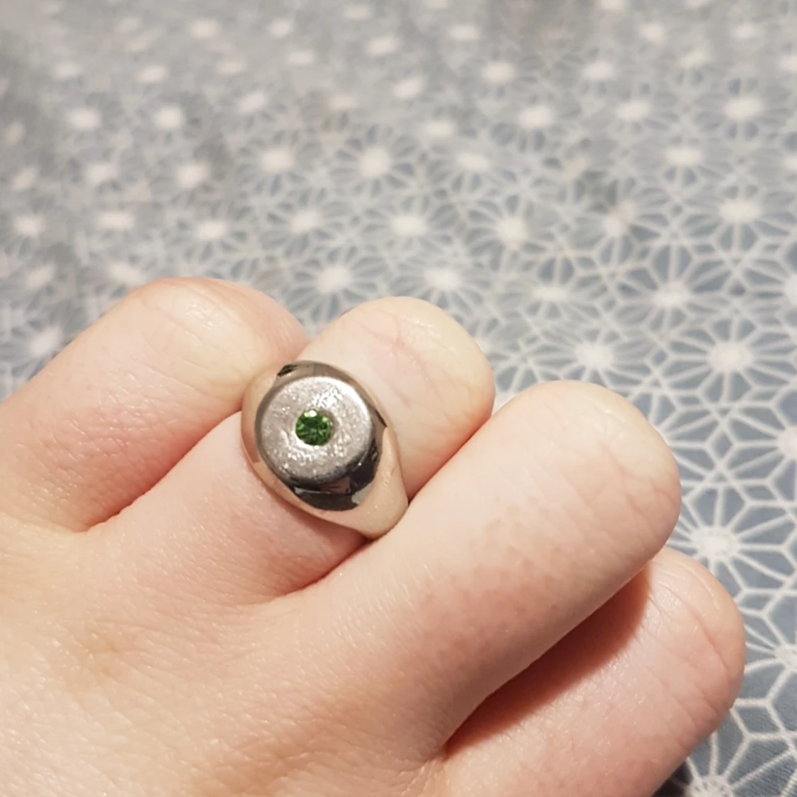 Silver ring med gröndiamant. - 90