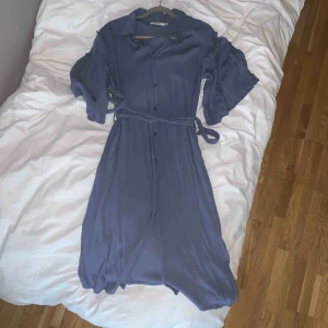  - Jag säljer min supersöta blåa klänning från nakd, endast använd en gång 💛 kan mötas i Borås eller så tillkommer frakt 