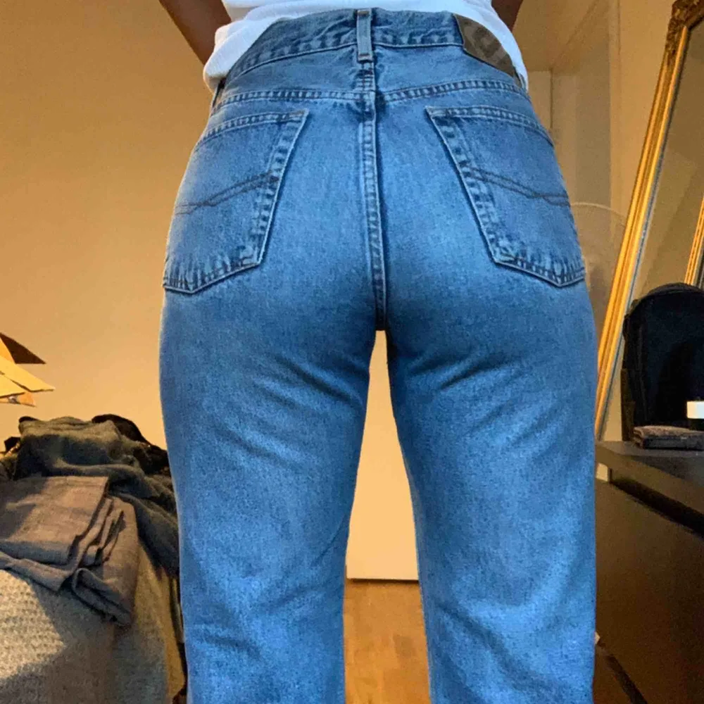  Loosefit jeans med  snygga slitningar👖 🌟 Raka i benen. Har normalt 29-30 i jeans men sitter väldigt snyggt loosefit. Jeans & Byxor.