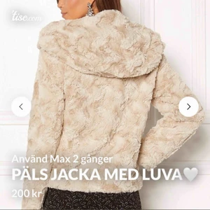  - Säljer nu min super snygga päls jacka med luva! Perfekt nu till våren för dig som är sugen på en ny fräsch vår jacka🌸   Mycket bra skick🌸  Ny pris 499:-