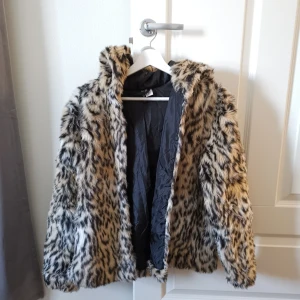 Leopard jacka  - Jacka med leopardmönster. Har ej dragkedja, bara knappar. 