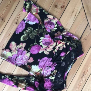  - Fin långärmad tröja med spets vid urringningen