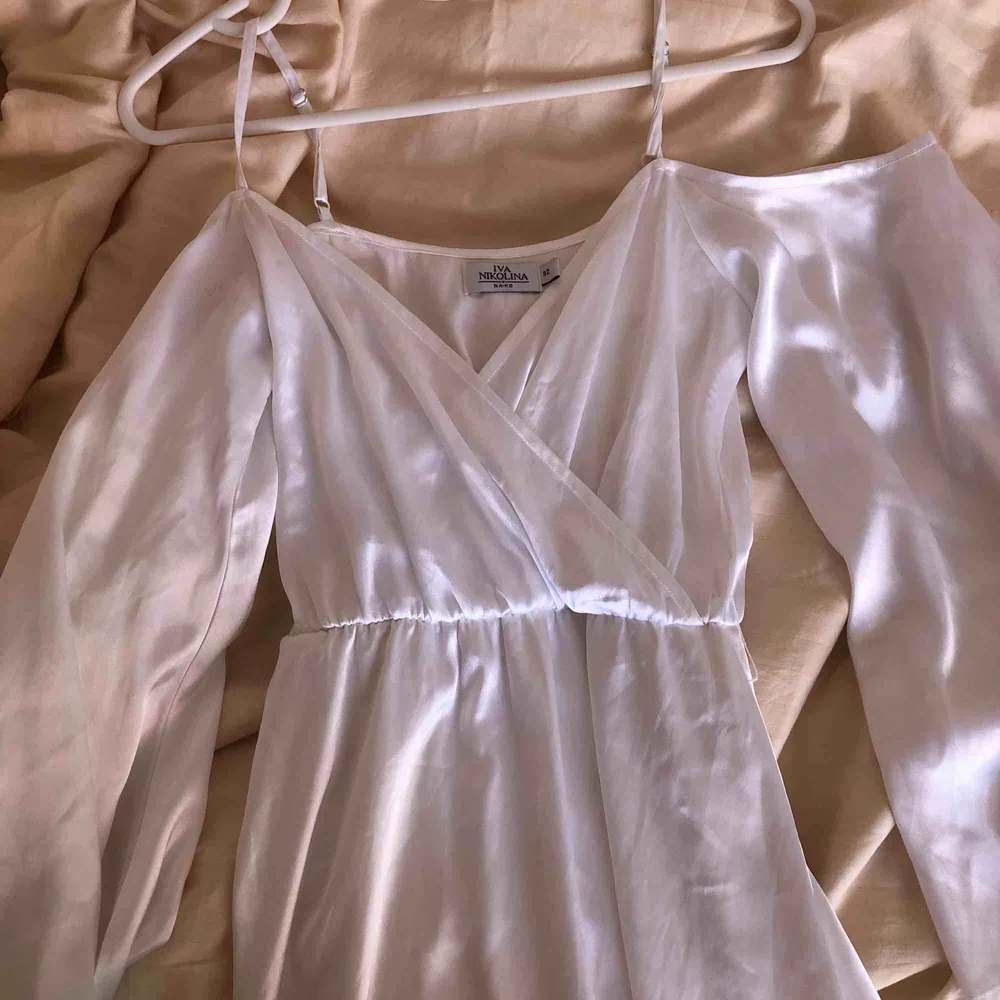Världens drömmigaste silkesklänning från Iva Nikolina x NAKD! Aldrig använd pga för liten💙🦋💕. Klänningar.