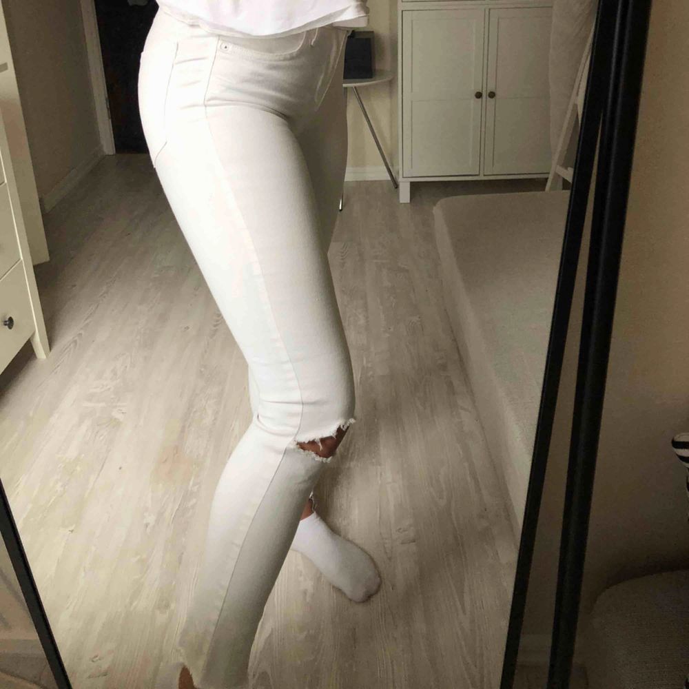 Vita jeans från hm!! Riktigt snygga till sommaren, dock för små för mig! Pris+frakt❤️. Jeans & Byxor.