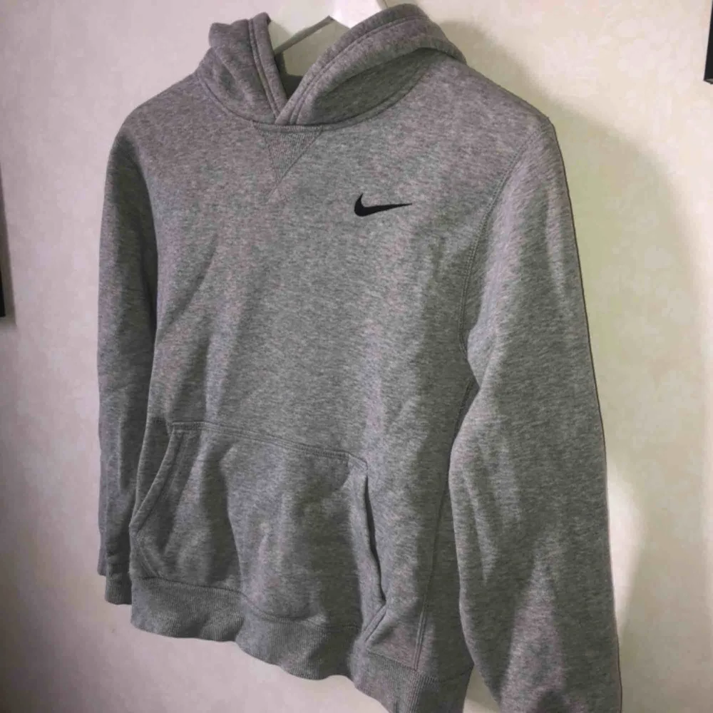 Snygg grå hoodie från Nike . Tröjor & Koftor.