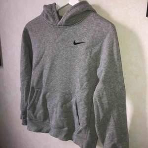 Snygg grå hoodie från Nike 