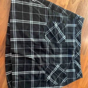 Kjol storlek M - En skitsnygg kjol som jag växt ur, dragkedja på baksidan. Storlek 38/m, 