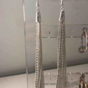  - Jättefina långa örhängen som aldrig är använda, säljer på grund av att jag aldrig får användning för dem. 