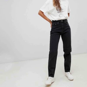  - Weekday jeans i modellen lash, nästintill oanvända! Jättefin passform med urtvättad svart färg. Frakt 88kr🥰