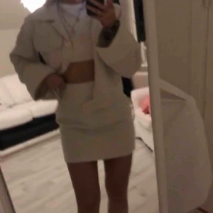  - Jättesnyggt set ifrån nelly med kjol och jacka,bara använt 1 gång, säljer båda delarna tillsammans och inte bara jackan för sig osv