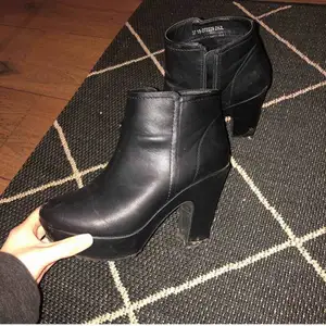 svarta boots perfekt till vår och höst sko 