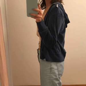  - Mjuk mörkblå hoodie! Passar att bara slänga på sig en vårdag! 💞