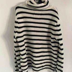  - Så fin stickad tröja, perfekt till våren för den är lite tunnare än vanliga stickade. Bra skick