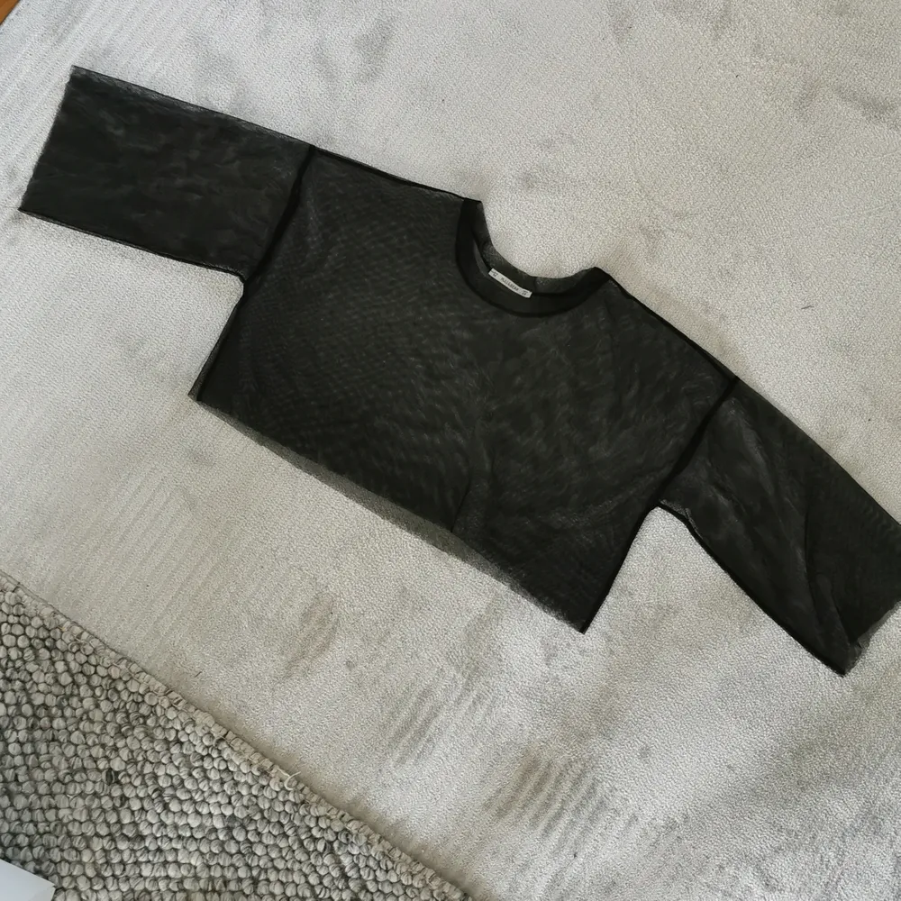 Croppad tröja i mesh från Pull&Bear storlek M. Köparen betalar frakt. Betalning via swish 🥰. Toppar.