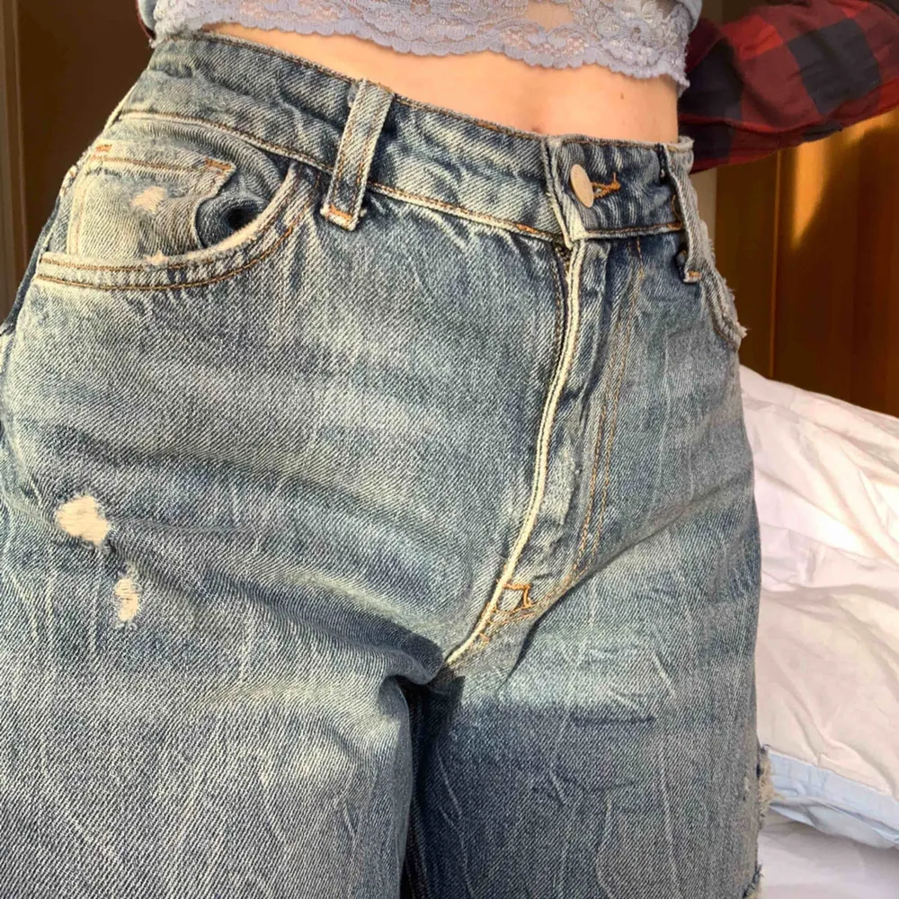 Slitna mom jeans från Zara. Köpta slitna. Extremt mjukt o avslappnat materiel och därför SUPER sköna att ha på sig💕. Har används ett fåtal gånger och säljer pga att de inte kommer till användning. (Priset kan diskuteras). Jeans & Byxor.