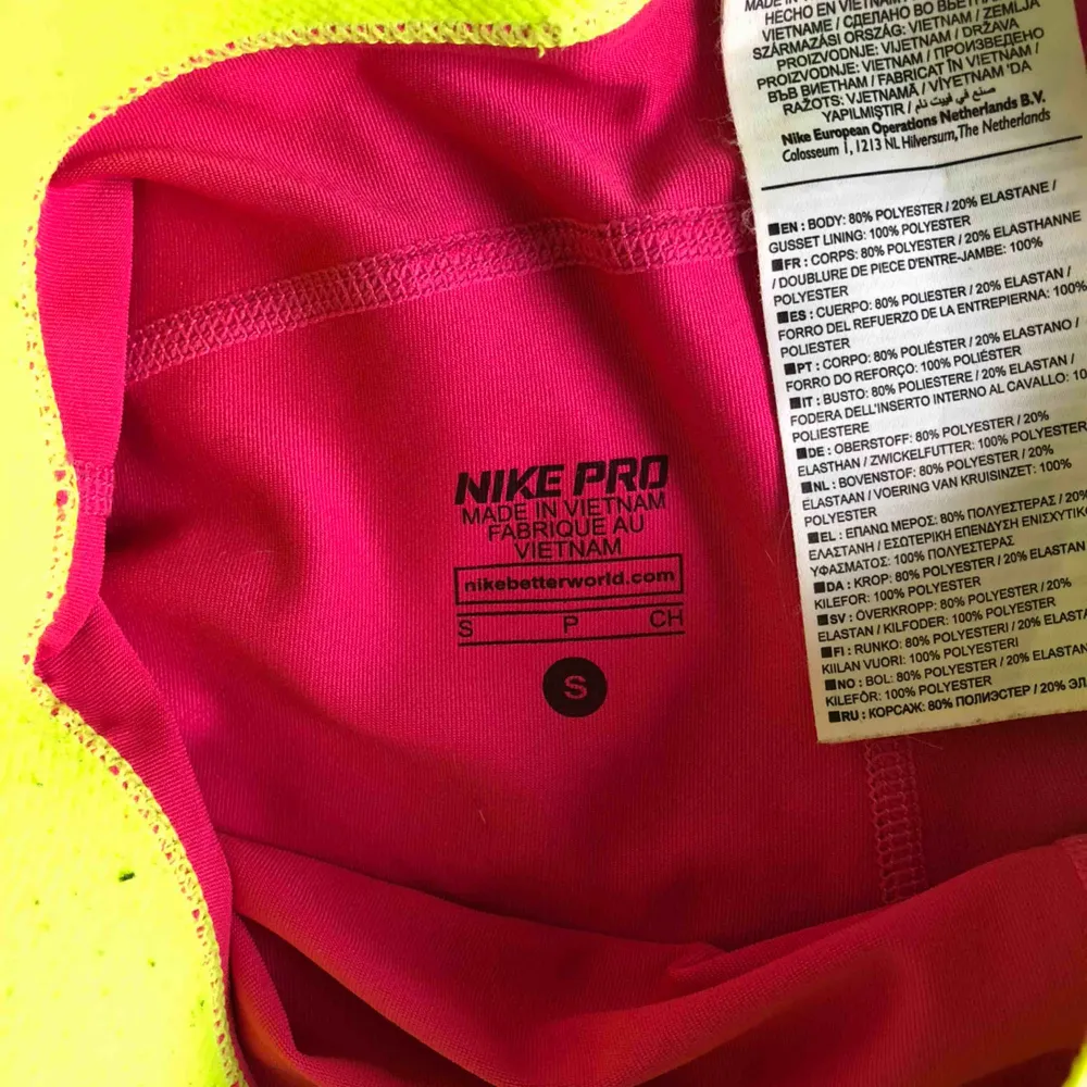 Super snygga Nike PRO shorts i storlek S. 150kr med frakt. Använda fåtal gånger och är i nästan nyskick. . Shorts.