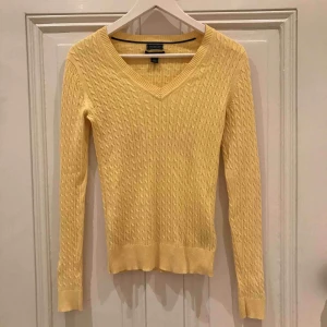  - Gul kabelstickad  långärmad från Tommy Hilfiger i superbra skick! Passar även S 