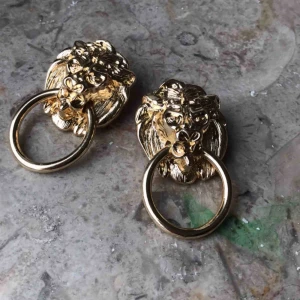  - Coola örhängen i guld! De är lite tunga på örat men ingen som stoppar en från att bära dem💥