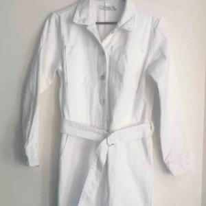  - Märke: Na-kd Typ: byxdress Storlek: 38 Färg: vit denim Material: 100 % bomull Kroppstyp: kvinna  Skick: nyskick, dock en liten missfärgning på bältet 