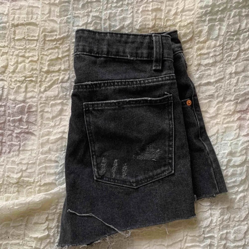 Aldrig använda jeansshorts från BikBok. Frakt ingår i priset!. Shorts.