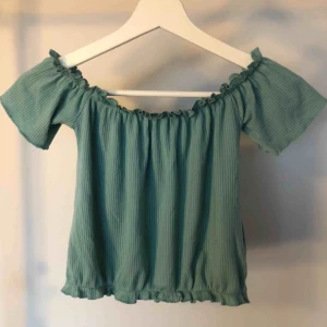  - Offshoulder top från bikbok! Ribbad